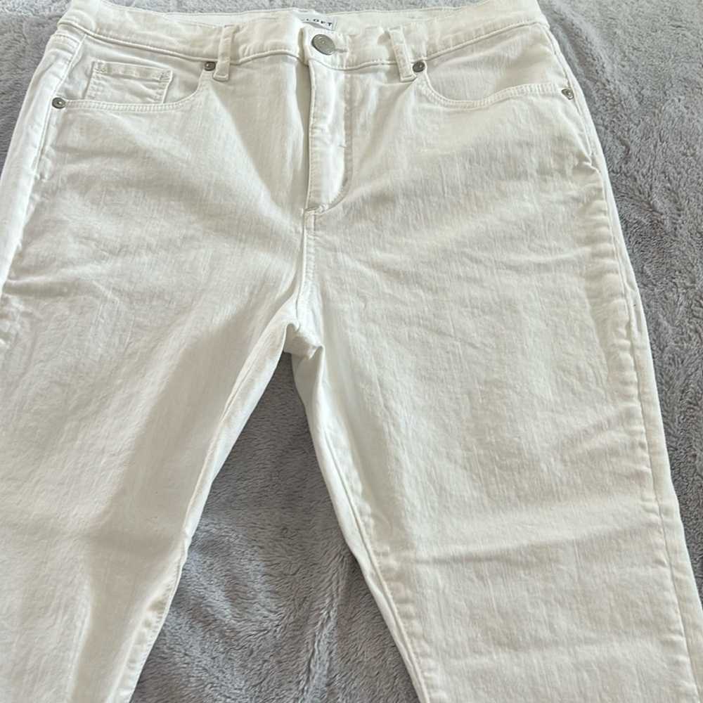 Ann Taylor Loft white modern skinny jeans. Size 31 or 12 petite